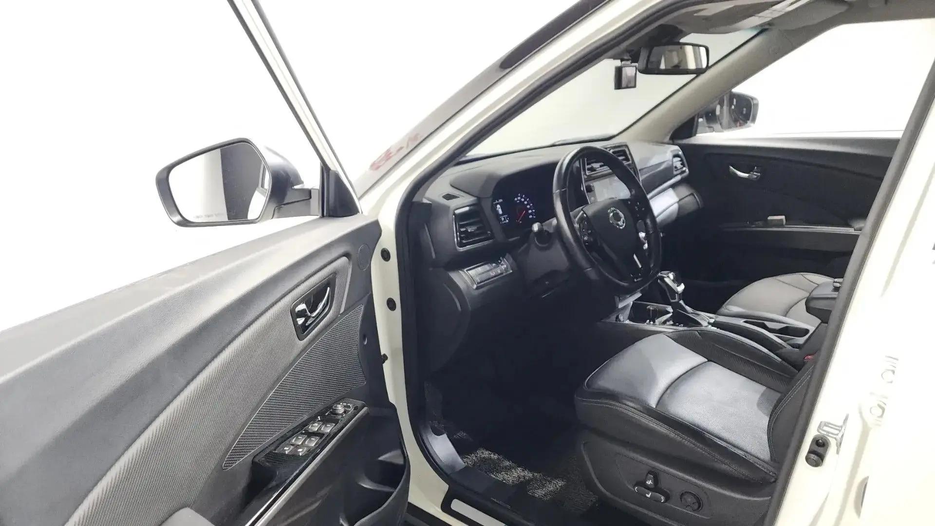 SsangYong Tivoli 1 2019, фото 2