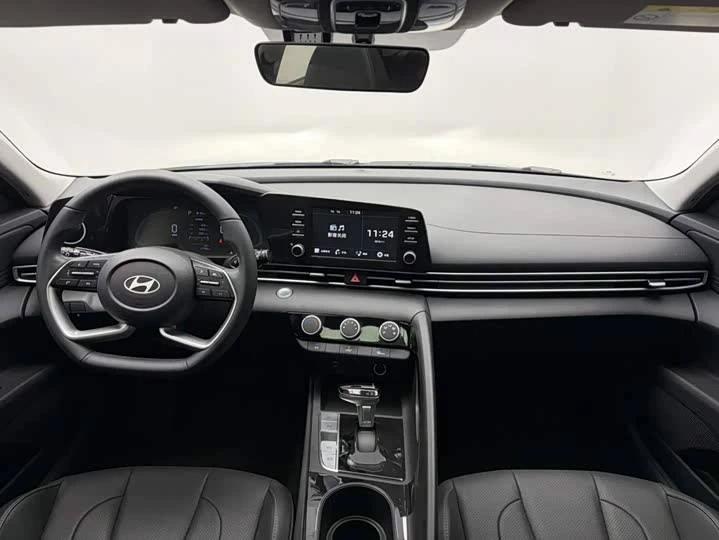 Hyundai Elantra 2023, фото 2