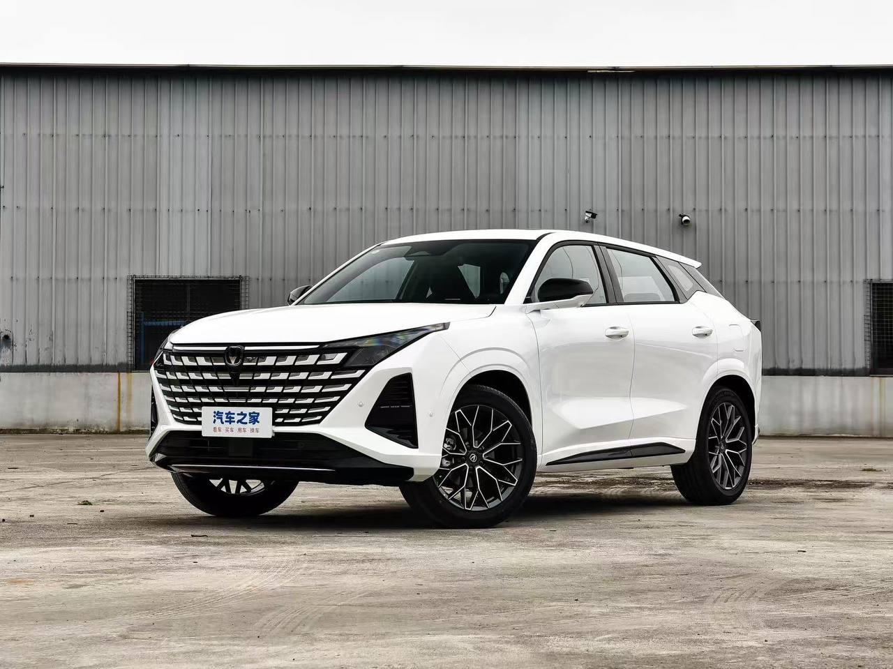 Changan  UNI-Z 1.5 DCT 2026 · 2026 г.в. · 100 000 ¥